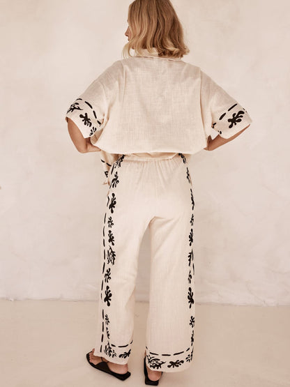 Conjunto de pantalón ancho color crema estampado negro