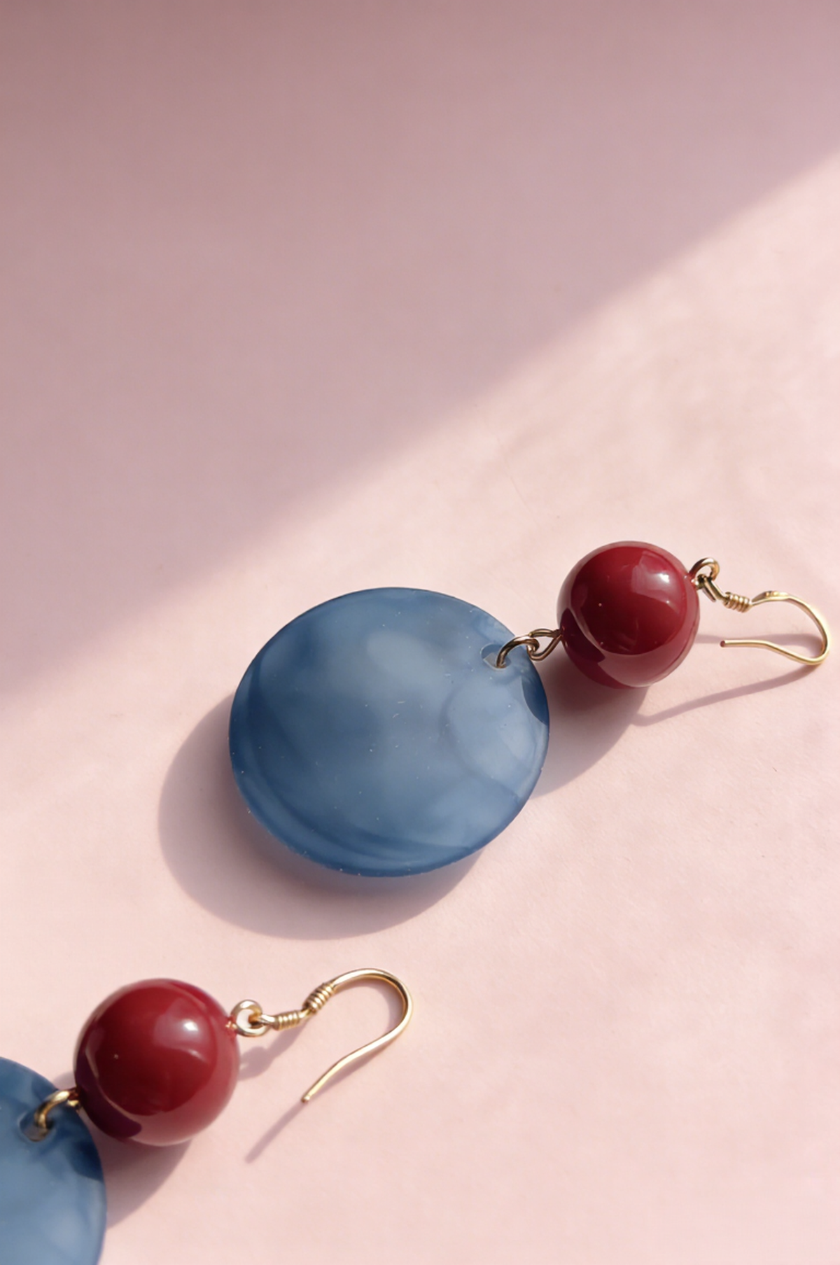 Pendientes redondos vintage nublados en rojo y azul