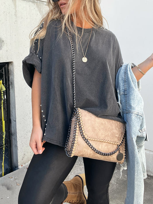 Camiseta extragrande con tachuelas y mangas enrolladas