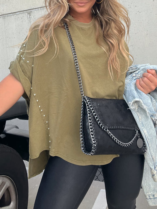 Camiseta extragrande con tachuelas y mangas enrolladas