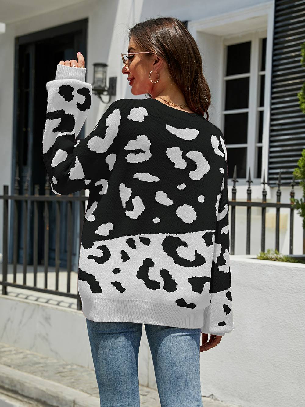 Suéter de punto con cuello redondo y estampado de leopardo elegante