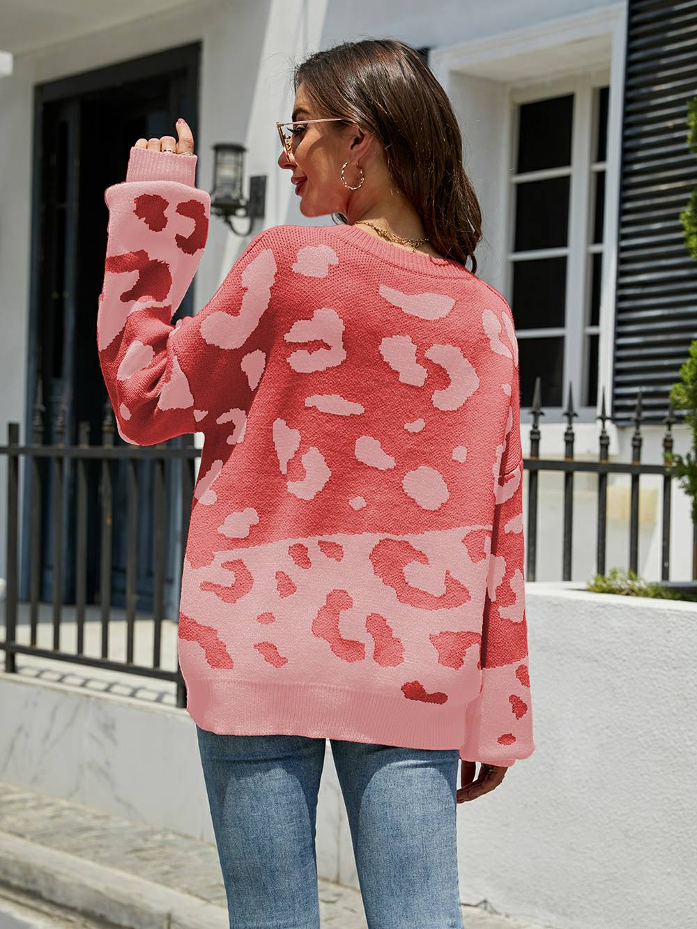 Suéter de punto con cuello redondo y estampado de leopardo elegante