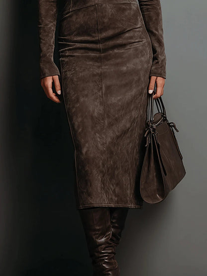 Vestido midi de ante con cuello alto y mangas largas