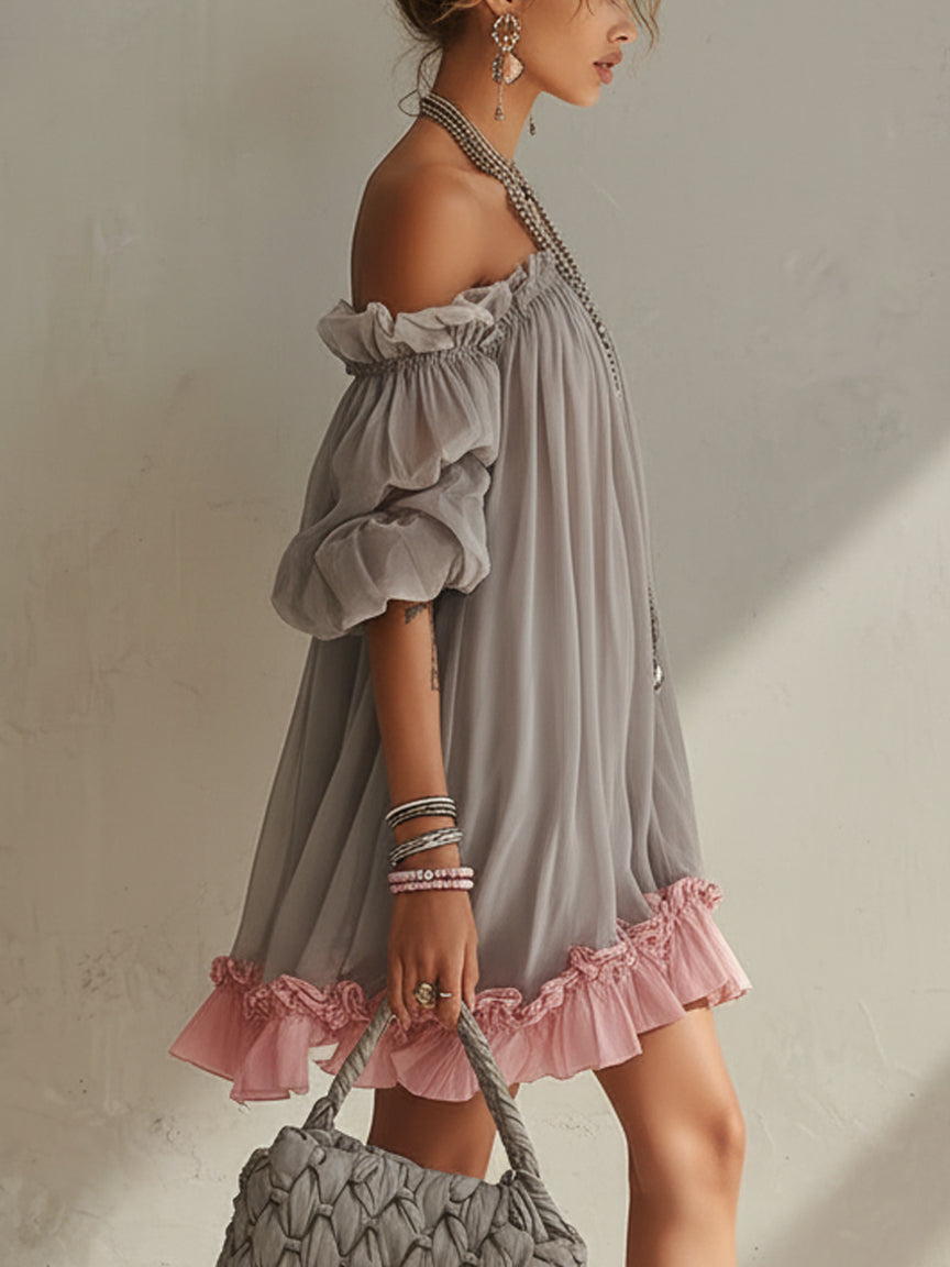 Vestido mini gris de gasa con hombros descubiertos y dobladillo rosa