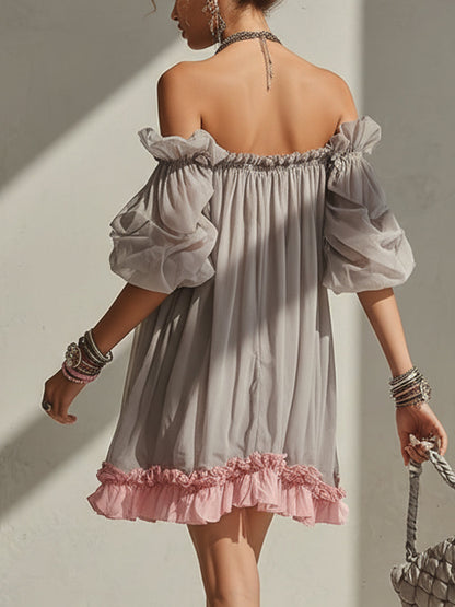Vestido mini gris de gasa con hombros descubiertos y dobladillo rosa