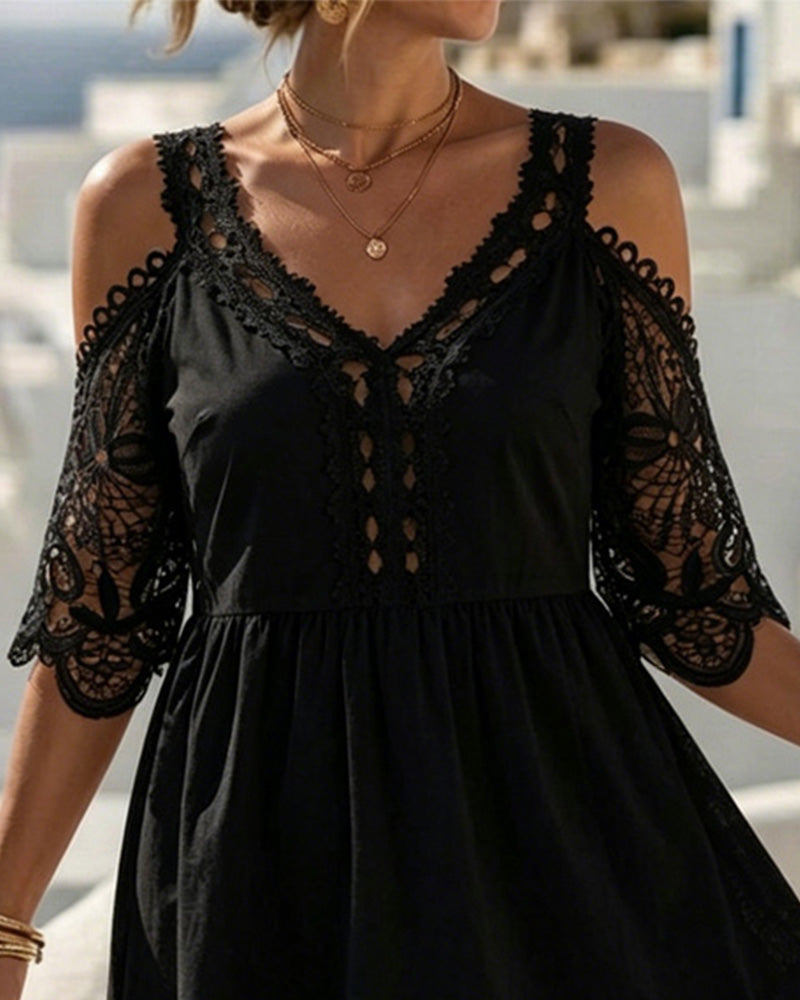 Vestido corto de encaje elegante con hombros descubiertos, en capas.