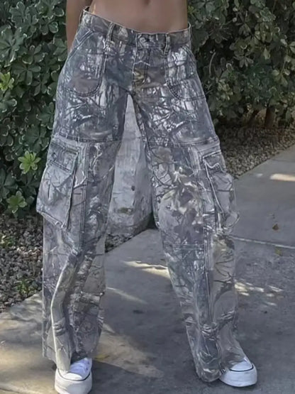 Pantalones cargo de cintura baja con camuflaje