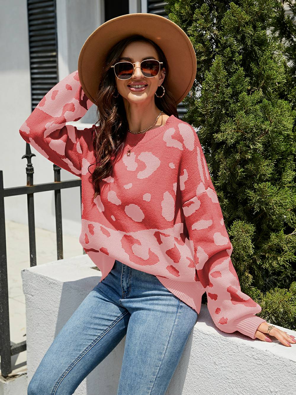 Suéter de punto con cuello redondo y estampado de leopardo elegante