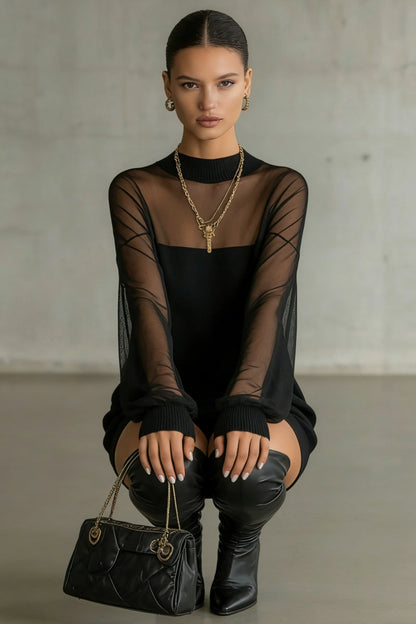 Vestido corto de cuello alto con mangas transparentes