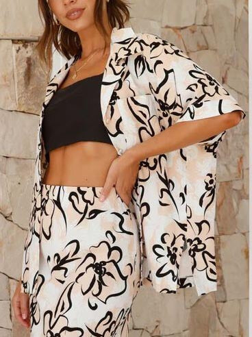Conjunto casual coordinado con estampado floral botánico