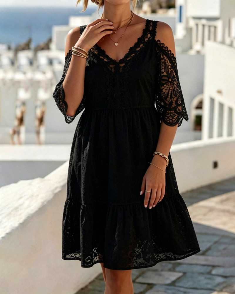 Vestido corto de encaje elegante con hombros descubiertos, en capas.
