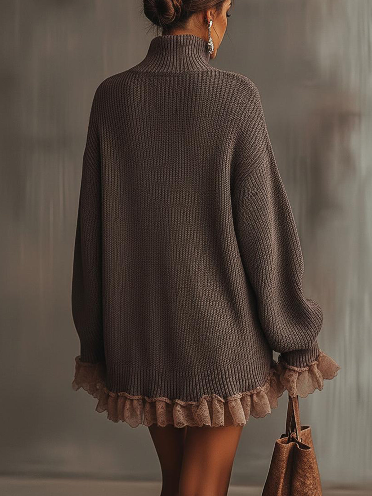 Vestido suéter marrón con cuello alto y dobladillo con volantes