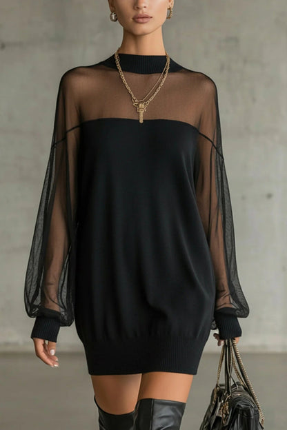 Vestido corto de cuello alto con mangas transparentes