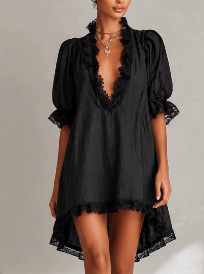 Vestido corto con volantes y encaje