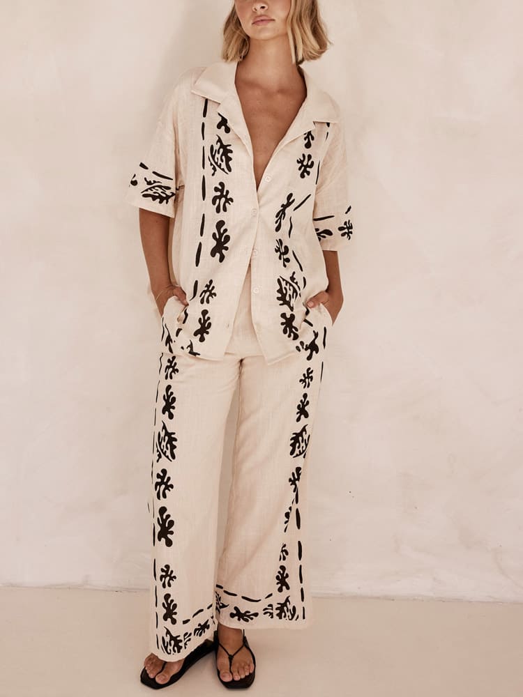 Conjunto de pantalón ancho color crema estampado negro