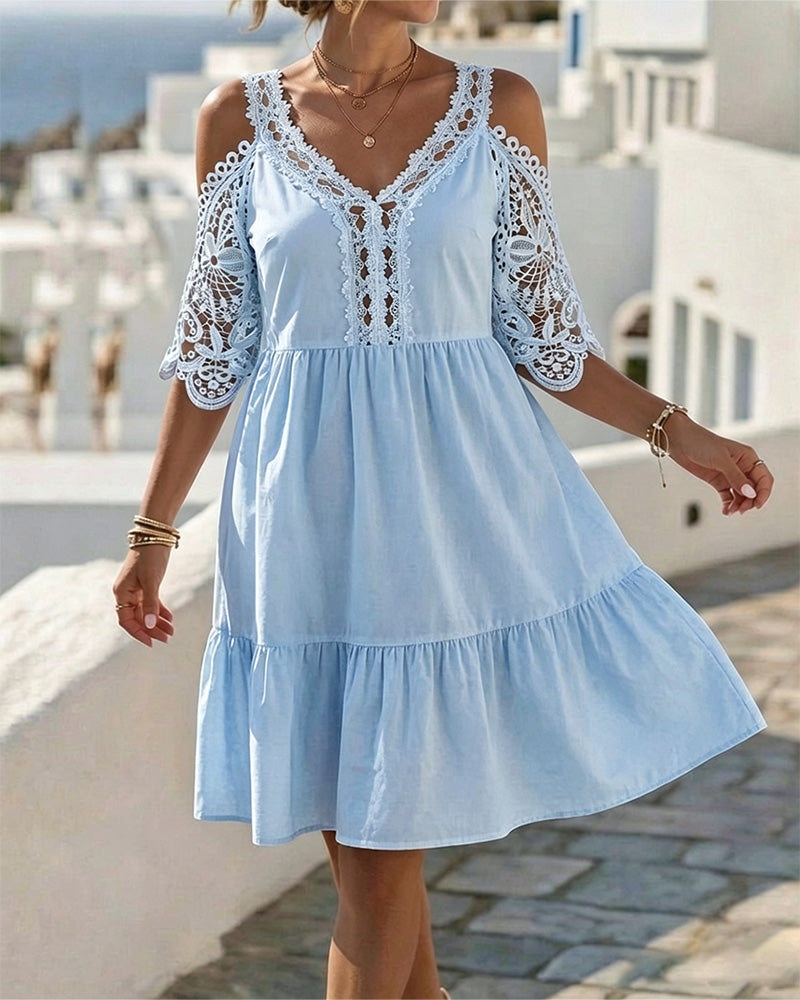Vestido corto de encaje elegante con hombros descubiertos, en capas.