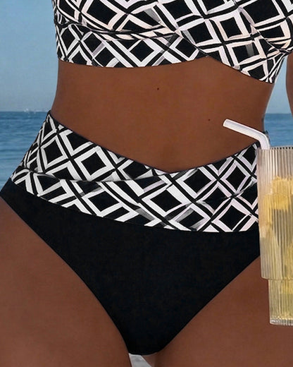 Verführerischer zweiteiliger Bikini mit BH-Oberteil und glitzerndem Strass-Design