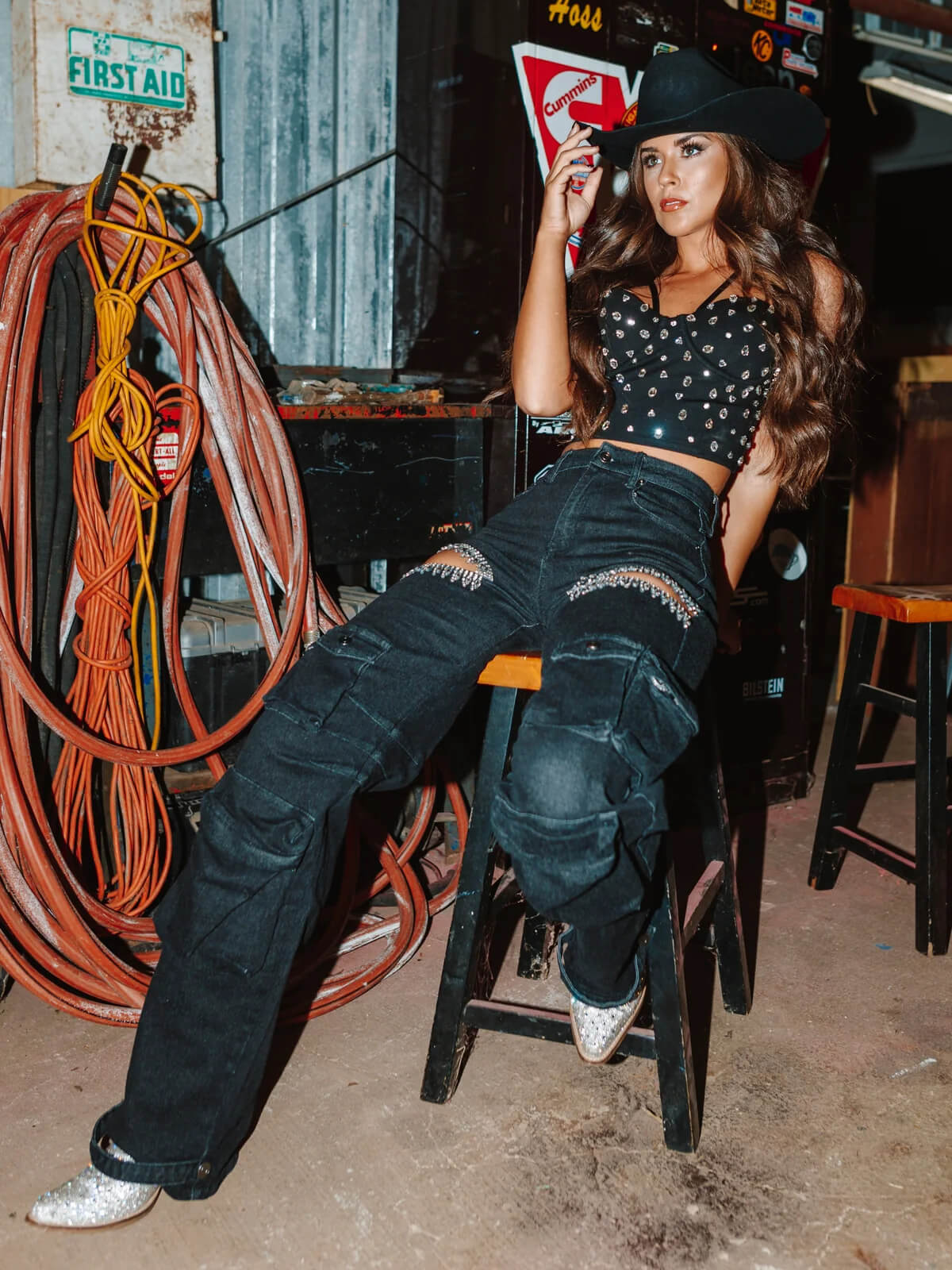 Jeans cargo con strass recortados