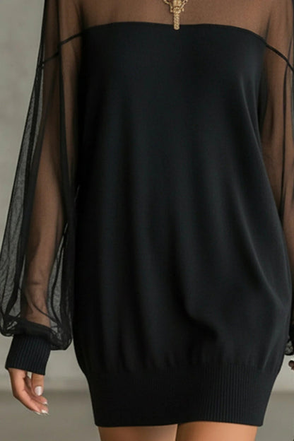 Vestido corto de cuello alto con mangas transparentes