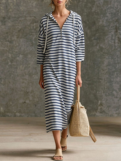 Vestido midi a rayas con capucha y media cremallera