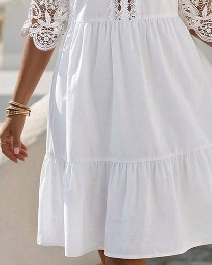 Vestido corto de encaje elegante con hombros descubiertos, en capas.