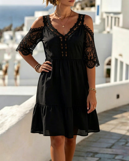 Vestido corto de encaje elegante con hombros descubiertos, en capas.