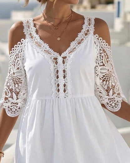 Vestido corto de encaje elegante con hombros descubiertos, en capas.