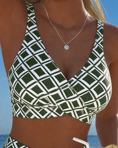 Verführerischer zweiteiliger Bikini mit BH-Oberteil und glitzerndem Strass-Design