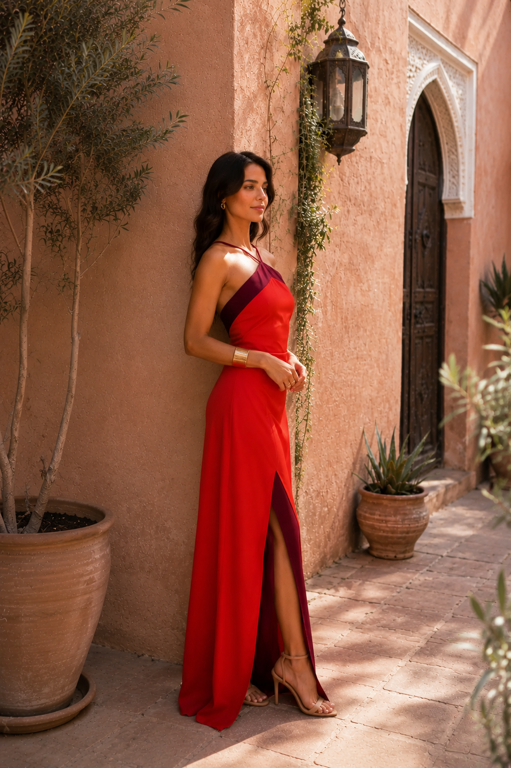 Vestido largo halter con abertura elegante