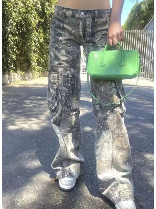 Pantalones cargo de cintura baja con camuflaje