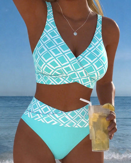 Verführerischer zweiteiliger Bikini mit BH-Oberteil und glitzerndem Strass-Design