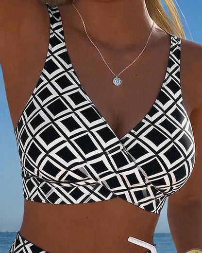 Verführerischer zweiteiliger Bikini mit BH-Oberteil und glitzerndem Strass-Design