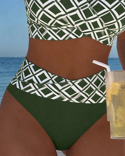 Verführerischer zweiteiliger Bikini mit BH-Oberteil und glitzerndem Strass-Design