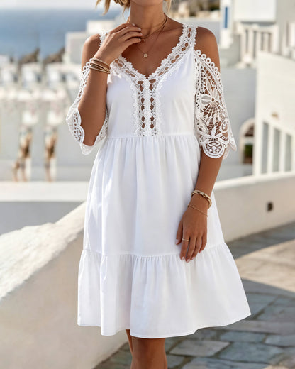 Vestido corto de encaje elegante con hombros descubiertos, en capas.