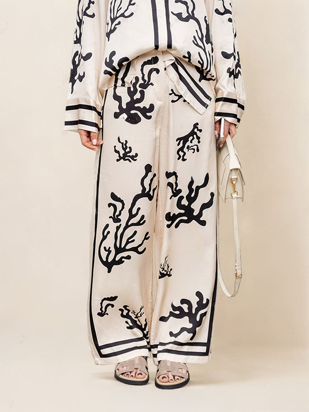 Conjunto de pantalones estampados con silueta de pierna ancha