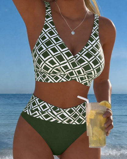 Verführerischer zweiteiliger Bikini mit BH-Oberteil und glitzerndem Strass-Design