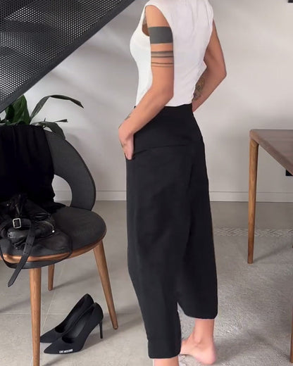 Pantalón casual liso de color único con corte asimétrico