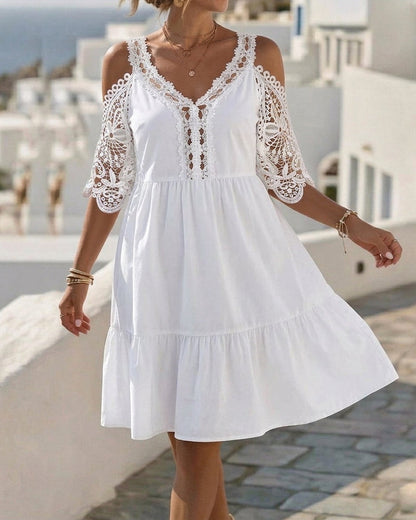 Vestido corto de encaje elegante con hombros descubiertos, en capas.