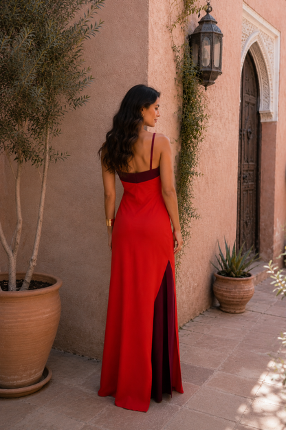 Vestido largo halter con abertura elegante