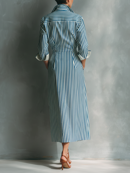 Vestido camisa a rayas azul y blanco de mezcla de algodón con bolsillo rojo en el pecho
