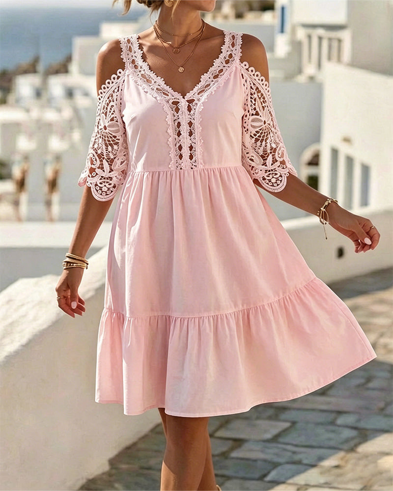 Vestido corto de encaje elegante con hombros descubiertos, en capas.