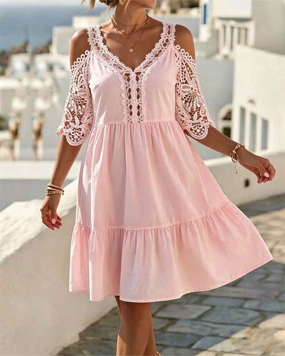 Vestido corto de encaje elegante con hombros descubiertos, en capas.