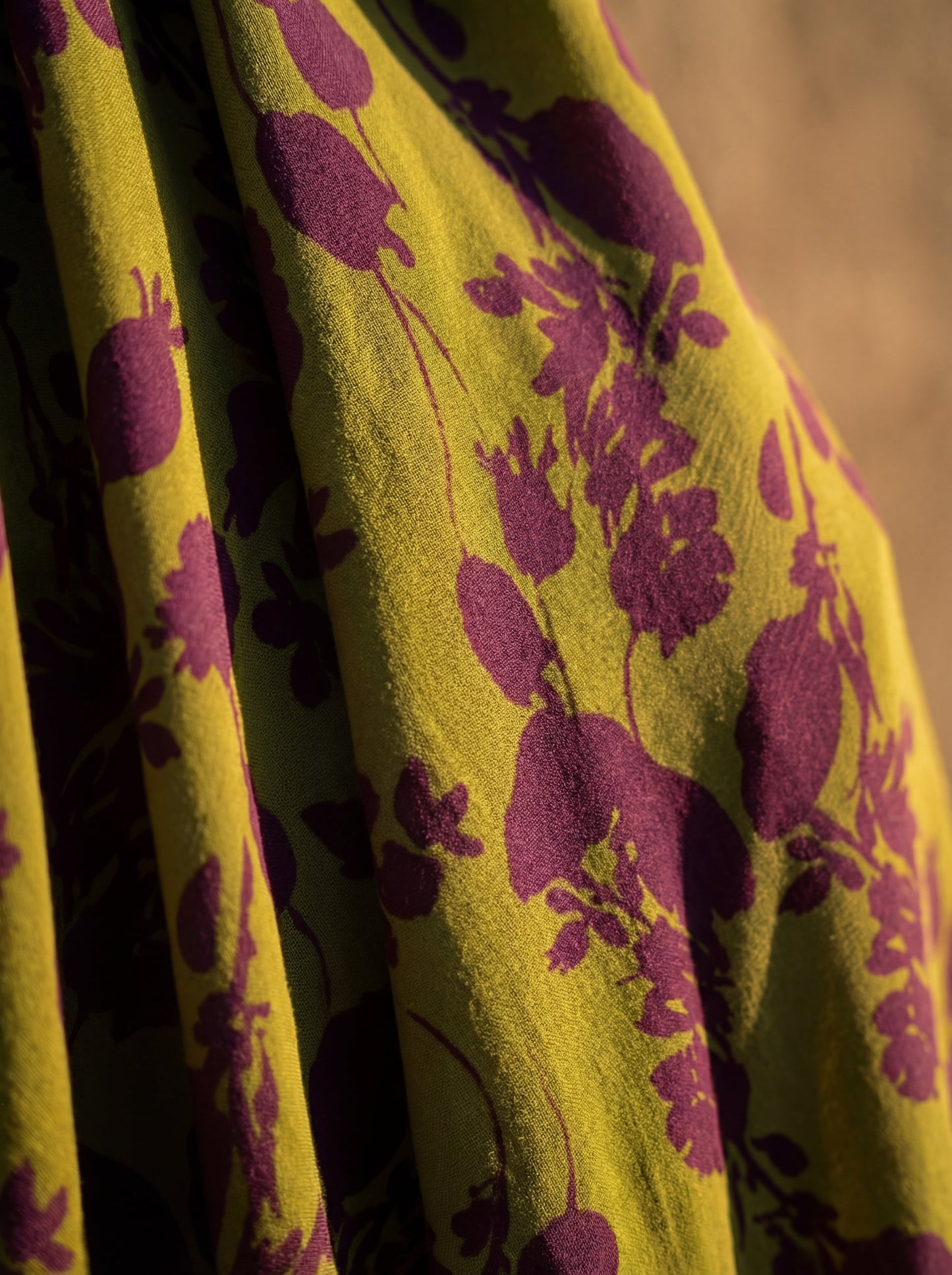 Vestido Maxi Floral de Caída Fluida y Estilo Sofisticado