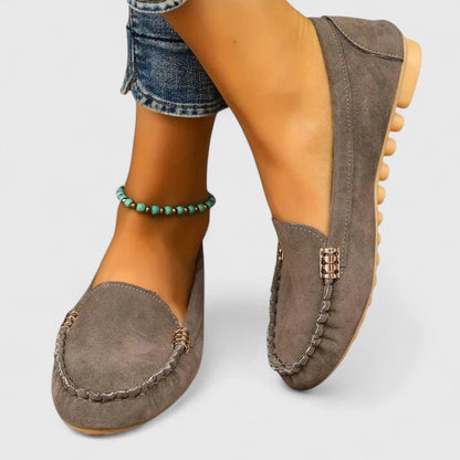 Elena | Mocasín turquesa con costuras decorativas