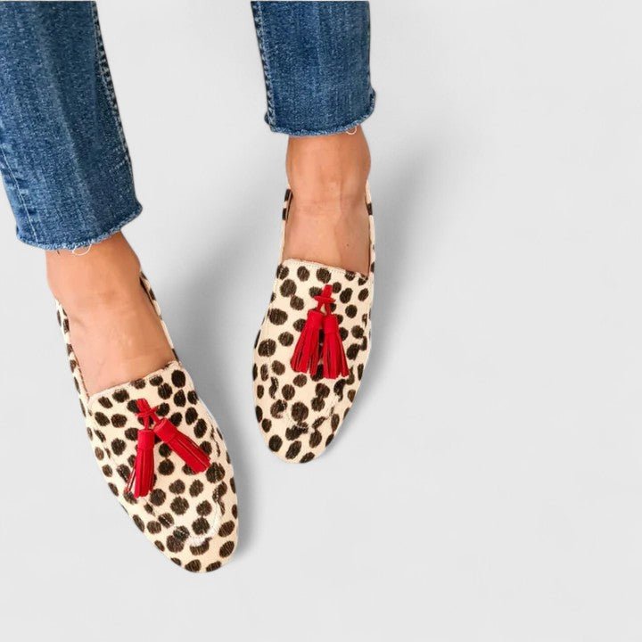 Irene | Mocasín con estampado animal y borlas rojas