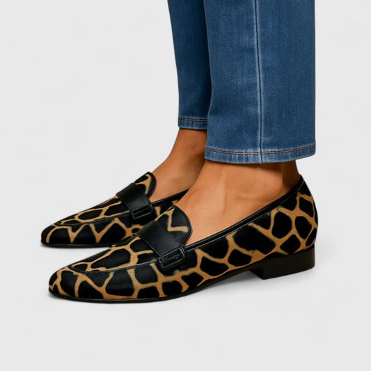 Raquel | Mocasín negro con estampado de jirafa