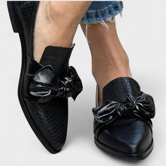 Leonor | Mocasín negro con lazo
