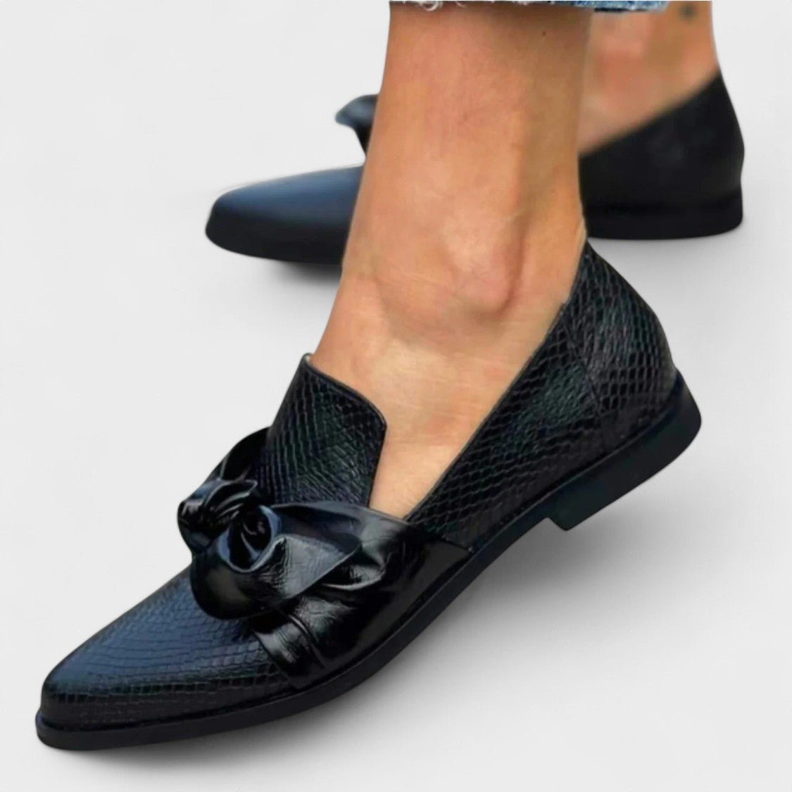 Leonor | Mocasín negro con lazo