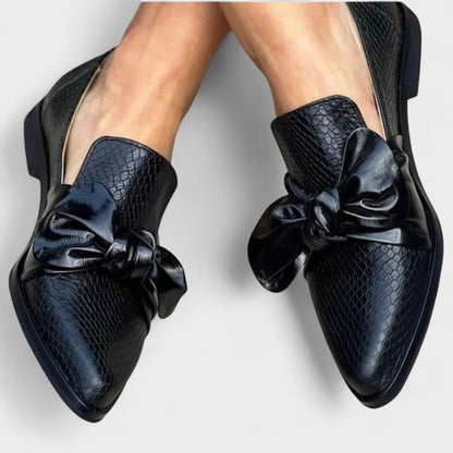 Leonor | Mocasín negro con lazo