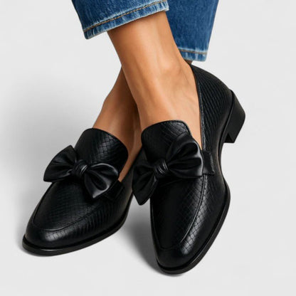 Leonor | Mocasín negro con lazo